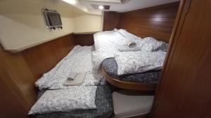 un par de camas en una habitación pequeña en sailing Delfina en Génova