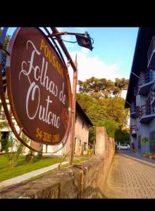 znak dla restauracji po stronie ulicy w obiekcie Pousada Folhas de Outono w mieście Canela
