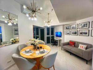 EG Private House -BGC UPTOWN的电视和/或娱乐中心
