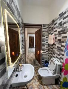 y baño con lavabo y aseo. en Serene Getaway: 5-bedroom Duplex, en Dawhwenya