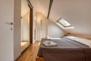 a small bedroom with a bed and a window at Meraki Apartment in Milan