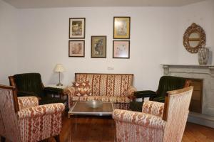sala de estar con 2 sillas y mesa en Casa Vacacional José, en Salamanca