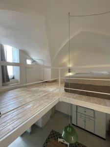 Cette chambre comprend un lit et un bureau avec une lampe. dans l'établissement CASA DUDA SALENTO, à Corigliano dʼOtranto