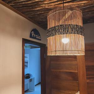 una lámpara de araña colgando del techo de una habitación en Vila Hayô en Passo de Camarajibe