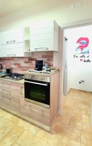 uma cozinha com uma placa de fogão num quarto em Casa Vacanze Luxury CASELLO 28 em Marconia