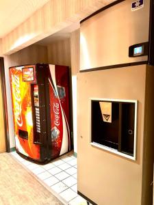 una Coca-Cola y una máquina de refrescos en una cocina en Econo Lodge Oacoma en Oacoma
