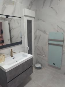 bagno bianco con lavandino e specchio di Villa piedra a Cehegín