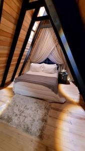 1 dormitorio con 1 cama en el ático en Chalé Romântico com cachoeira, en Witmarsum