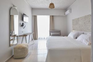Кровать или кровати в номере CICADA HOTEL