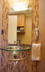 a bathroom with a sink and a mirror at Portugal L y D in Santiago