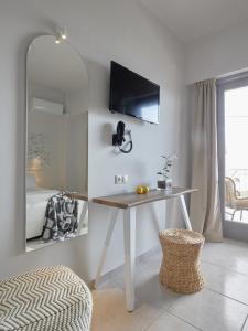 Телевизор и/или развлекательный центр в CICADA HOTEL +37 фотографий