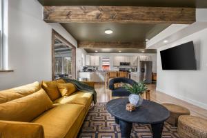 Dapur atau dapur kecil di Lakefront Retreat, Mins to Dtown, Firepit, Hot Tub, Pet friendly!