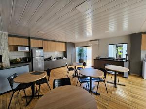 a kitchen and dining room with tables and chairs at POUSADA CITRINO in Ametista do Sul