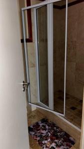 Puerta de baño con espejo y alfombra en 0.5 Studio Apartment at Paarl CBD en Paarl