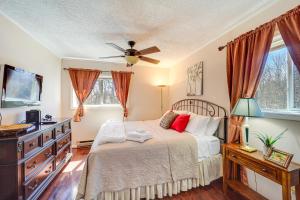 シュガー・マウンテンにあるBalcony and Views Sugar Mountain Haven!のベッドと天井扇風機のある寝室 +20枚の写真