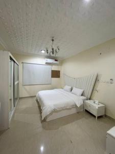 a bedroom with a white bed and a white ceiling at شقة غرفتين ومطبخ Apartment in Ar Rass
