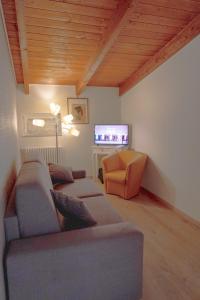 uma sala de estar com um sofá e uma cadeira em Casa Vacanze Luxury CASELLO 28 em Marconia