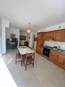 cocina con mesa y sillas en una habitación en Elegant villa in a quiet area with garden en Bibione