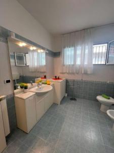 - Baño con 2 lavabos y aseo en Elegant villa in a quiet area with garden en Bibione