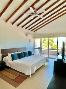 um quarto com uma cama e uma ventoinha de tecto em casa moderna con playa cartagena em Cartagena de Indias