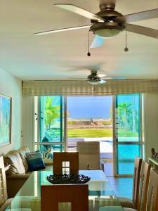 uma sala de estar com uma ventoinha de tecto e uma mesa em casa moderna con playa cartagena em Cartagena de Indias