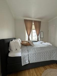 una camera con letto e finestra di Your Chic Vibrant Airbnb a Helsinki