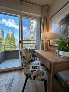シアトルにあるQuest Travelsの窓際に椅子とデスクが備わる客室です。