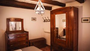 1 dormitorio con tocador de madera y espejo en Nature & Relax in Tuscany - Fresco 2, en Roccastrada