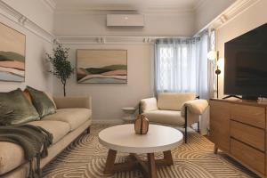 sala de estar con sofá y TV en Urban Getaway Bardon Luxe 4 bed 3 bath + pool en Brisbane