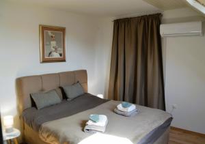- une chambre avec un lit et 2 serviettes dans l'établissement UrbanApartment5, à Čakovec