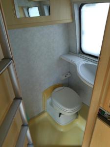 Koupelna v ubytování alquiler autocaravana Camper