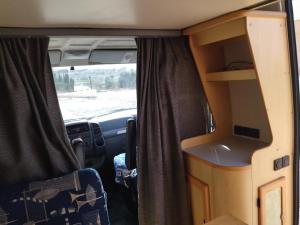 una vista del interior de una caravana con la puerta abierta en alquiler autocaravana Camper en Cehegín