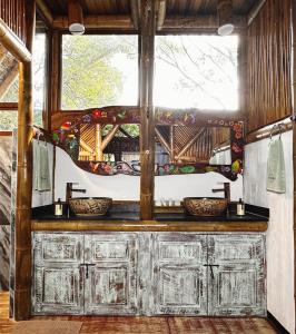a bathroom with two sinks and a window at Boscaje Solarpunk Habitat in La Gran Via