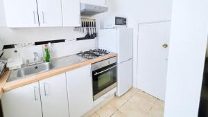 Nhà bếp/bếp nhỏ tại Welcome Home To London! 1 Bed BEAUTIFUL House Sleeps 1- 3!