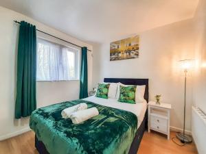 Giường trong phòng chung tại Welcome Home To London! 1 Bed BEAUTIFUL House Sleeps 1- 3!