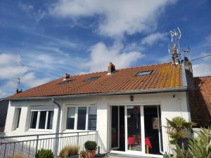 a white house with a red roof at La Terrasse in Le Crotoy
