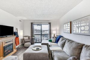 un soggiorno con un divano e una TV di Waterfront Lake Ozark Condo with Access To 2 Pools a Lake Ozark