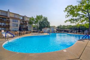 una grande piscina in un complesso di appartamenti di Waterfront Lake Ozark Condo with Access To 2 Pools a Lake Ozark