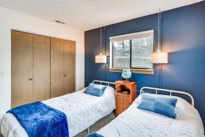 due letti in una stanza con pareti blu di Waterfront Lake Ozark Condo with Access To 2 Pools a Lake Ozark Altre 20 foto