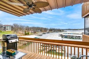 balcone con vista sul porto turistico di Waterfront Lake Ozark Condo with Access To 2 Pools a Lake Ozark