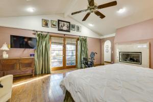 een slaapkamer met een bed en een plafondventilator bij Spacious Uptown Phoenix Home with Pool and Yard Games! in Phoenix