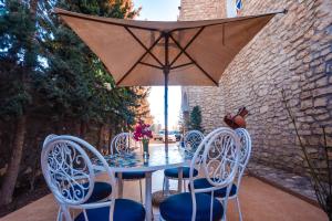 un tavolo e sedie con ombrellone su un patio di Villa jamal essaouira a Essaouira