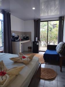 a bedroom with two beds with towels on them at Anluka Estudio Yaguarundi in Puerto Jiménez +12 photos