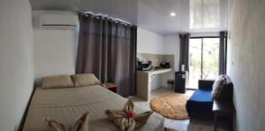 プエルト・ヒメネスにあるAnluka Estudioの小さなベッドルーム(ベッド1台、窓付)