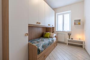 niewielka sypialnia z łóżkiem i oknem w obiekcie La Casa di Zoe w mieście Tivoli Terme