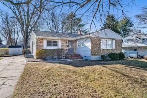 una casa de ladrillo con entrada en Cozy Rancher minutes from Highway, en Reisterstown