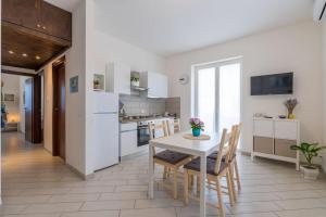a kitchen and dining room with a table and chairs at La Casa di Zoe in Tivoli Terme