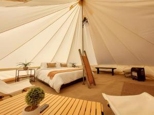 Un dormitorio con una cama en una tienda de campaña. en Gateway Glamping, en Gateway