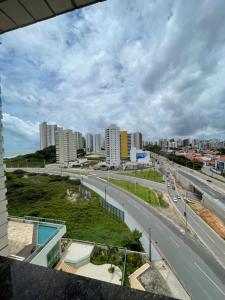uma vista para uma cidade com uma auto-estrada e edifícios em Flat Biarritz Próximo a Praia - Fonseca Imóveis em São Luís