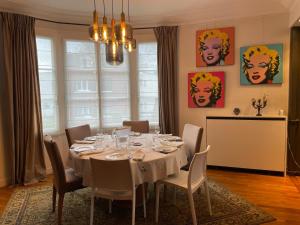 a dining room with a table and chairs at BB 2 chambres en maison 15 minutes centre de Paris in Asnières-sur-Seine